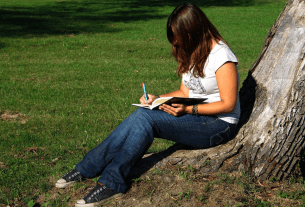 Studente raksta zem koka