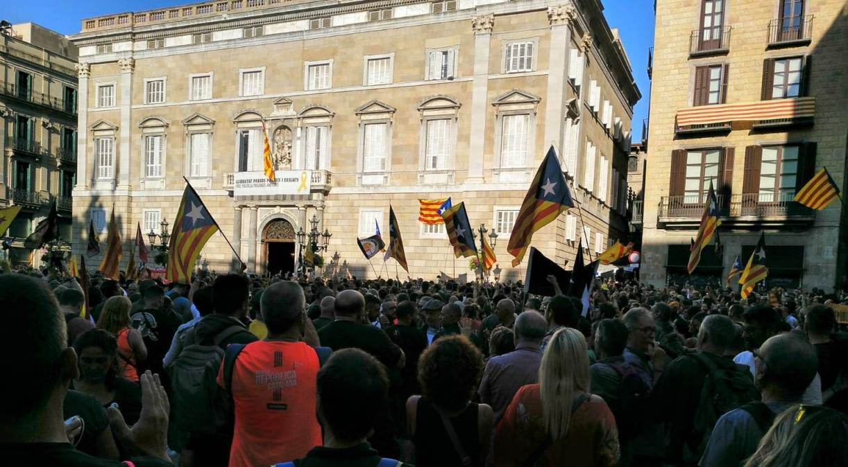 Katalāņu demonstrācija pie Ģeneralitātes ēkas