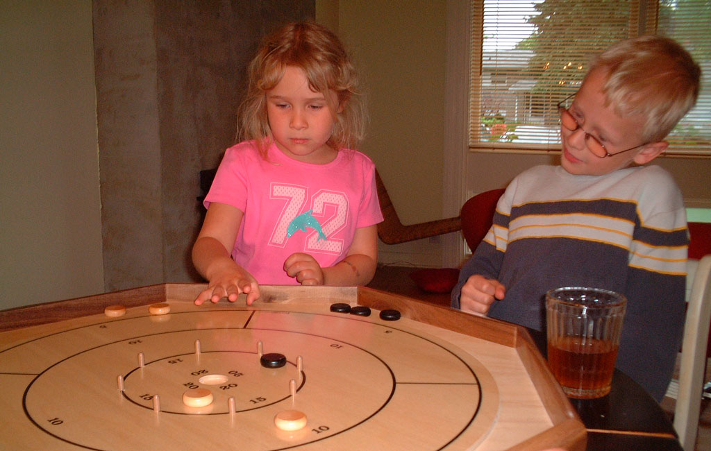Bērni spēlē galda spēles