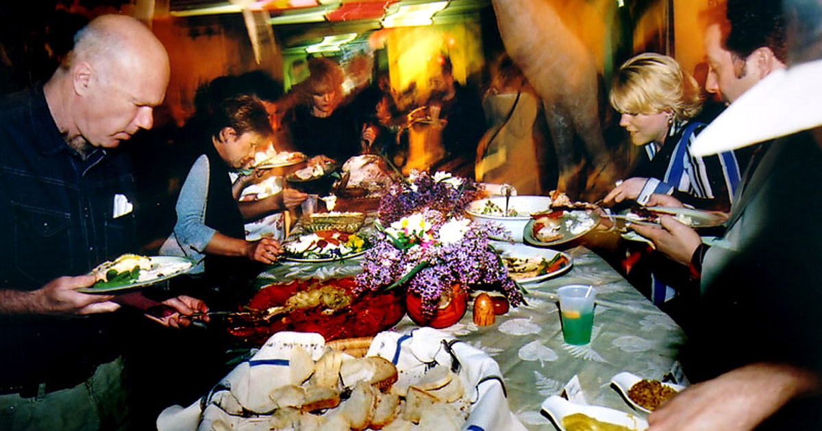 Sēžam visi pie lielā galda